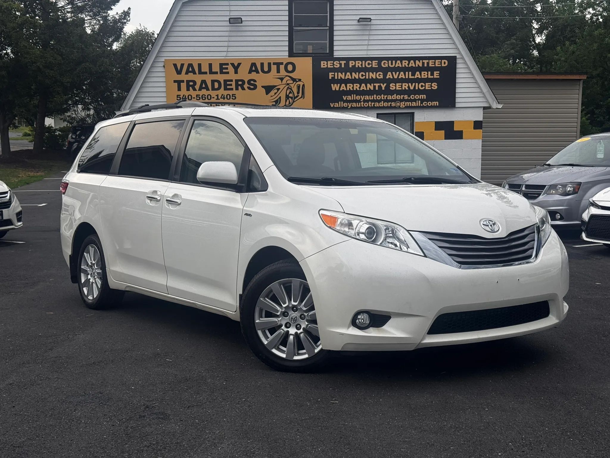 2017 Toyota Sienna XLE Premium Minivan 4D
